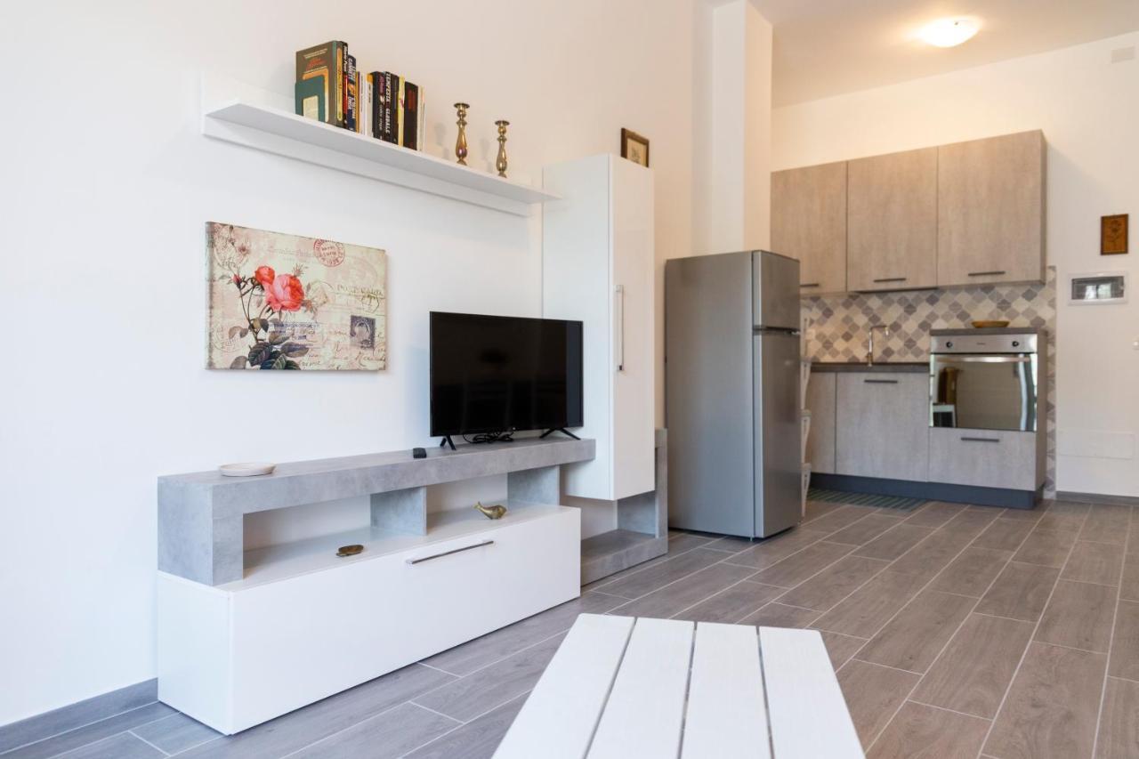 Gray Pearl - Modern Apartment In City Center Арона Екстериор снимка