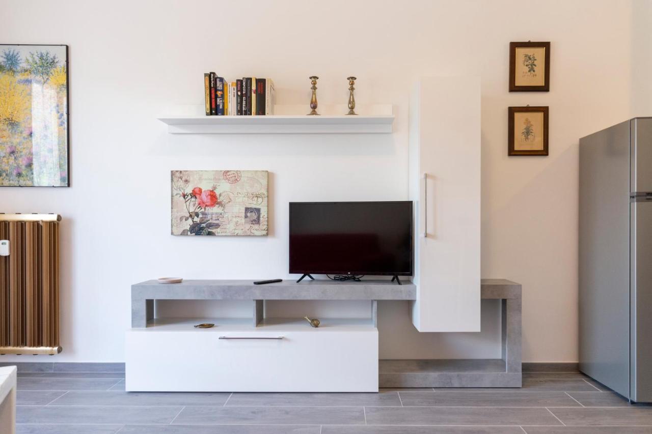 Gray Pearl - Modern Apartment In City Center Арона Екстериор снимка