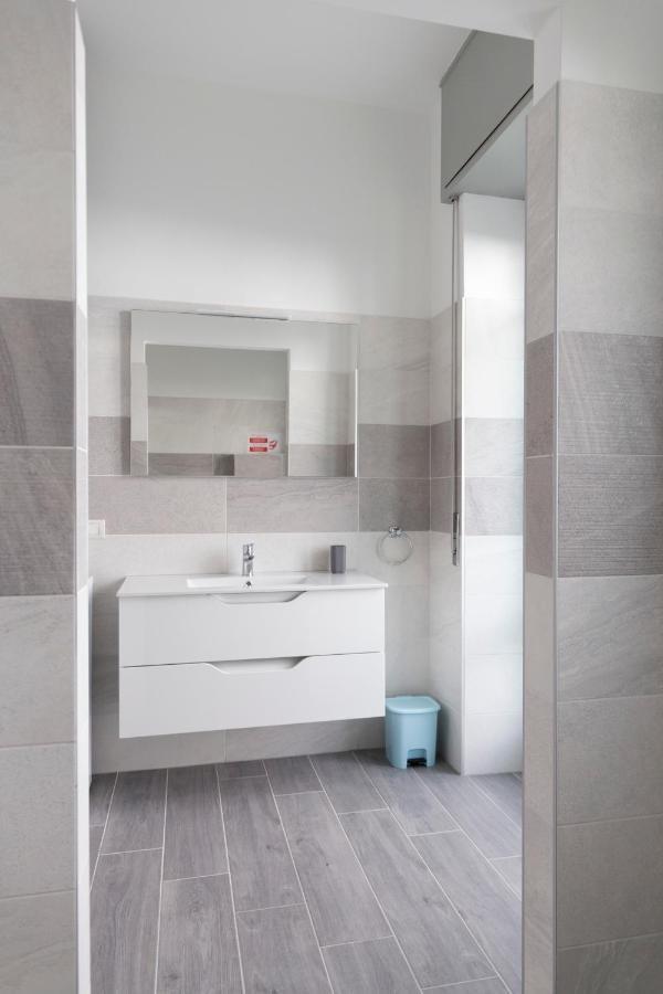 Gray Pearl - Modern Apartment In City Center Арона Екстериор снимка