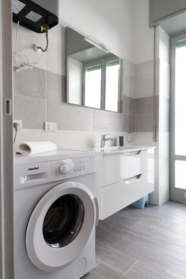 Gray Pearl - Modern Apartment In City Center Арона Екстериор снимка