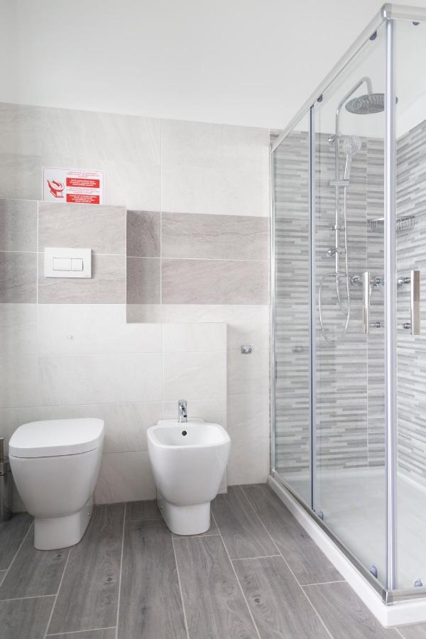 Gray Pearl - Modern Apartment In City Center Арона Екстериор снимка