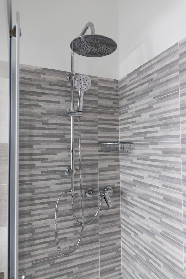 Gray Pearl - Modern Apartment In City Center Арона Екстериор снимка